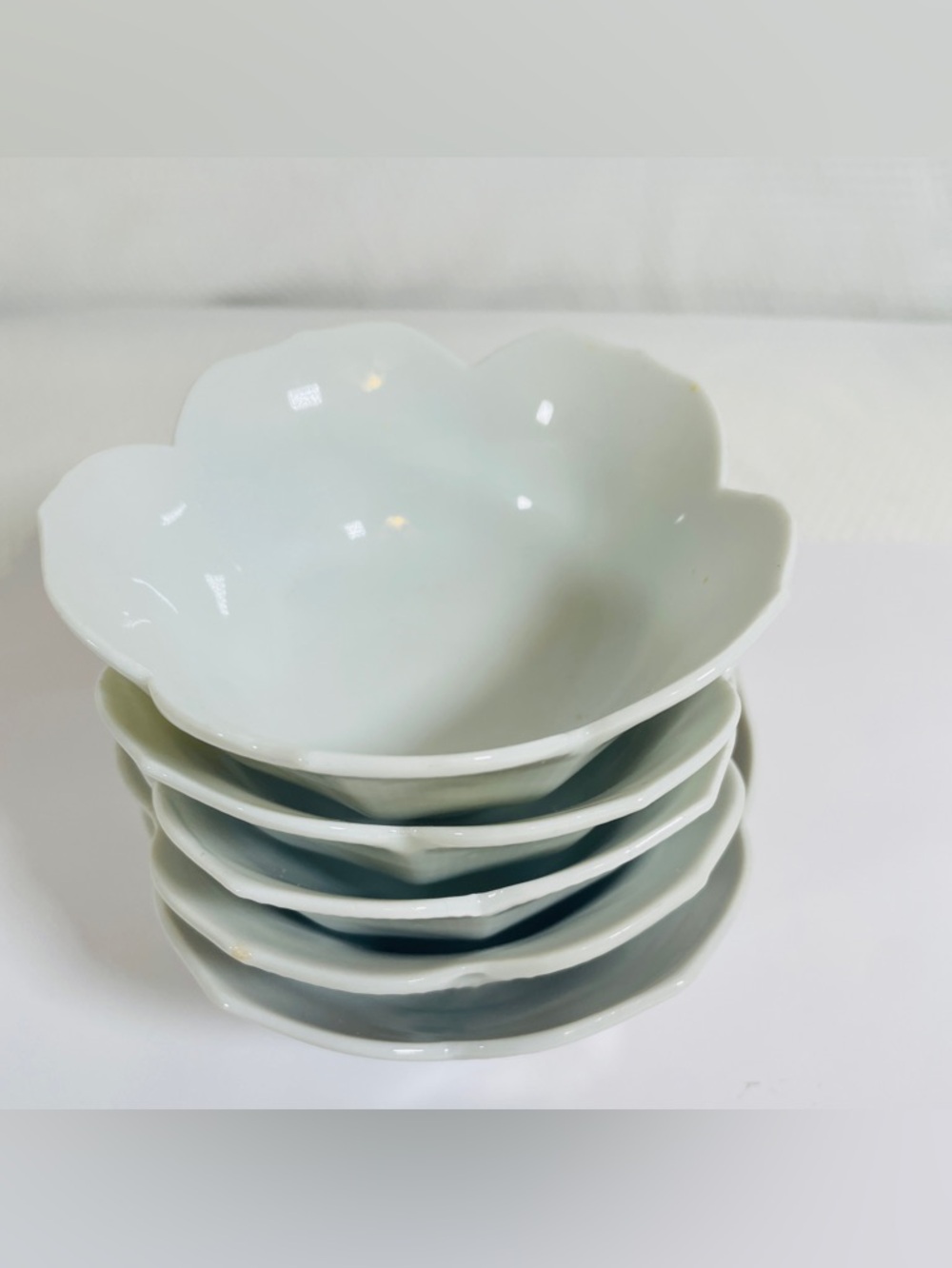 Vintage White Milk Glass Lotus Petal Bowls Scalloped Dessert Set of 5. - Picture 3 of 8